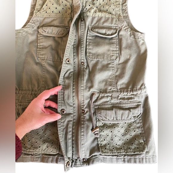 Candies olive green vest with zipper and pull tie and pockets Size M women’s - Picture 9 of 11